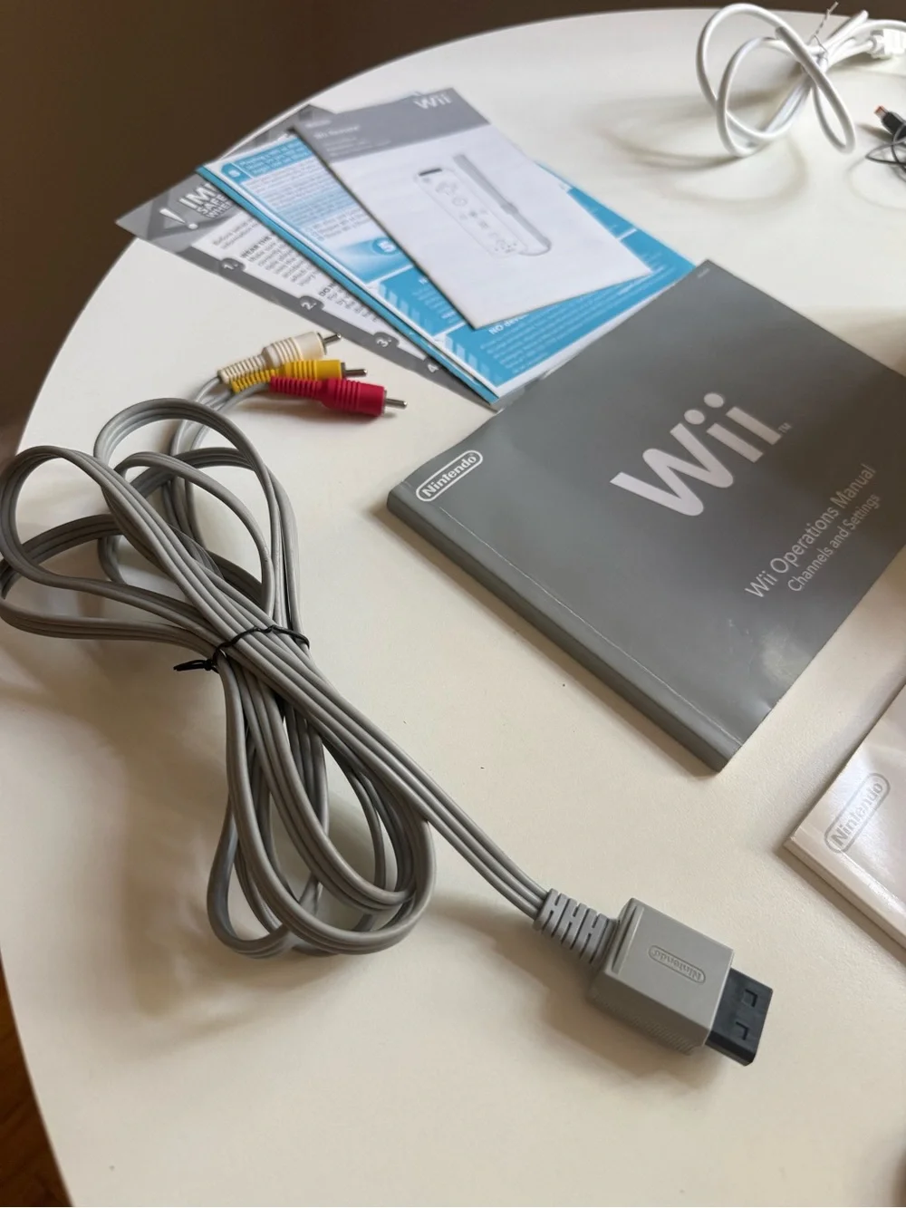 Nintendo Wii Console Bundle (2 Remotes, Nunchuk,2 Games COD Wii, Manual) Tested